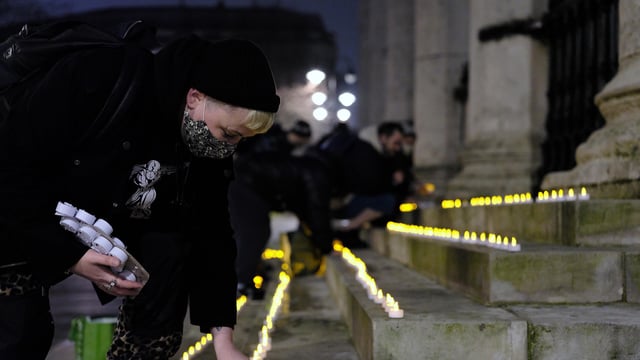 Carla Ecola, the director of the LGBTQ+ homeless shelter The Outside Project, was among the campaigners laying candles on the landmark in memory of homeless deaths. Credit: Anthony Luvera