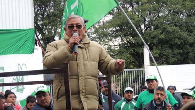 Intendente de Salta firma la jubilación de un gremialista con más de 50 años de antigüedad en la municipalidad.