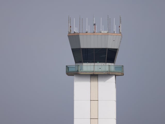BURBANK (United States), 07/10/2025.- The Air Traffic Control tower operates at the Hollywood Burbank Airport in Burbank, California, USA, 07 October 2025. Hollywood Burbank Airport’s air traffic control tower was temporarily unmanned from 4:15pm to 10pm on 06 October due to staffing shortages as a result of the ongoing government shutdown. EFE/EPA/CAROLINE BREHMAN