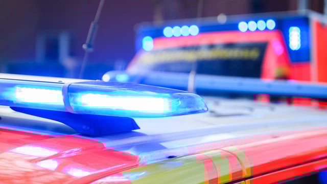 Ein Mensch starb bei einem nächtlichen Unfall auf der A2, als ein Auto die Leitplanke durchbrach.