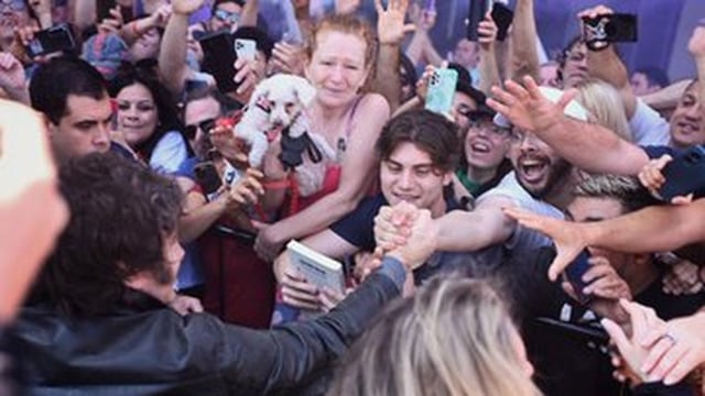 Milei fue recibido en Santa Fe por un grupo de militantes de La Libertad Avanza.
