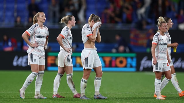 Enttäusche Münchner Spielerinnen nach dem 1:7 in Barcelona