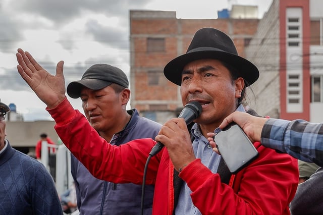 El expresidente de la Confederación de Nacionalidades Indígenas de Ecuador (Conaie), Leónidas Iza, habla durante una manifestación, quien acusó a mandatario Daniel Noboa de querer dividirlos. (EFE/ José Jácome)