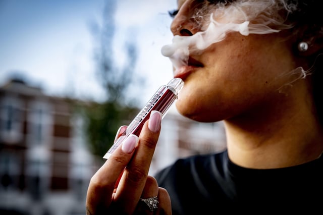 Das unter Jugendlichen verbreitete Rauchen von Vapes macht Niedersachsens Gesundheitsminister Sorgen. (Symbolbild)