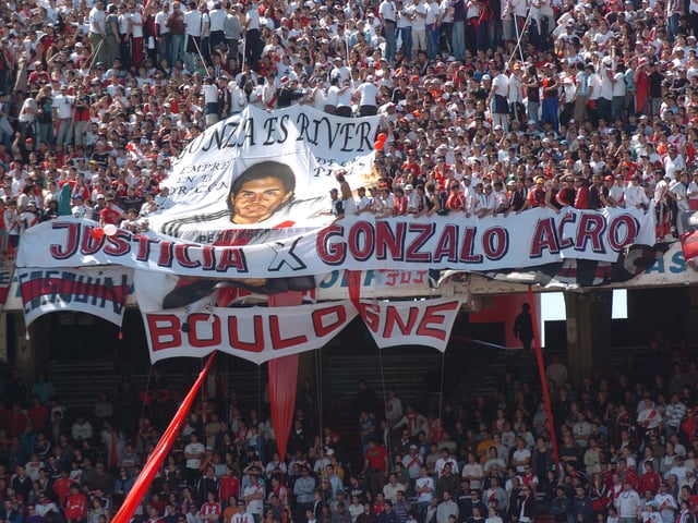 superclasico super clasico river vs boca river river boca 7_10_07 simpatizantes seguidores fans fanaticos hinchas de river tribuna cartel carteles justicia por gonzalo acro hincha asesinado river river boca foto gustavo garello 7_10_07 campeonato torneo apertura 2007 cancha river plate futbol futbolistas partido river plate boca juniors