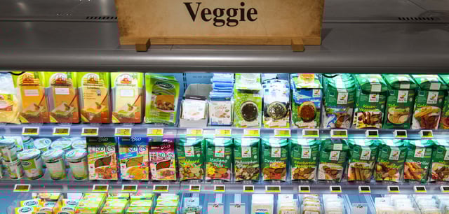 Kühlregal mit vegetarischen Produkten
