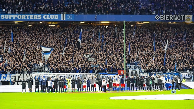 In Hamburg ist die Stimmung rund um das Volksparkstadion riesig! Aber nicht bei allen...
