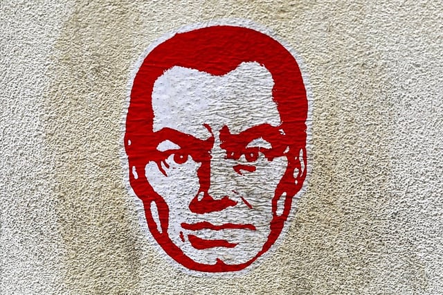 Graffiti: ein strenges Männergesicht