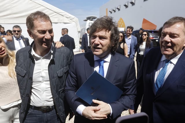 Javier Milei durante la inauguración de Lamb Weston en Mar del Plata, junto a Diego Santilli, Karina Milei y Guillermo Montenegro