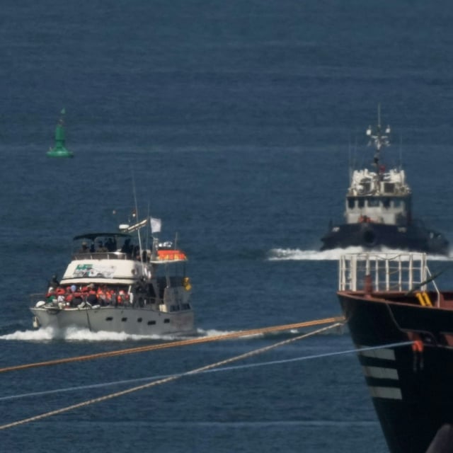 Israelische Marineschiffe eskortieren eines der Schiffe der Gaza-Hilfsflotte.