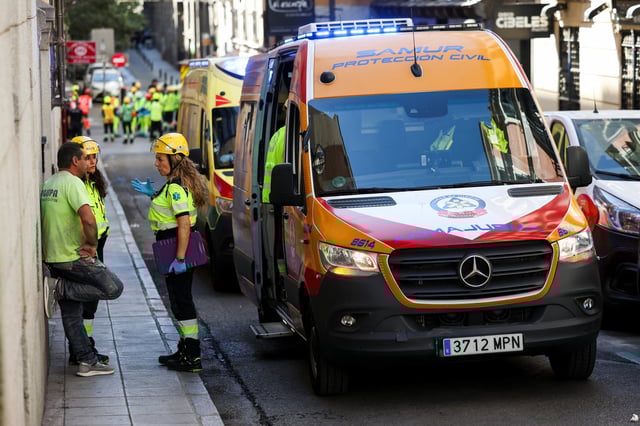 Emergency personnel work at the site of a building collapse in central Madrid, Spain, October 7, 2025. REUTERS/Juan Medina