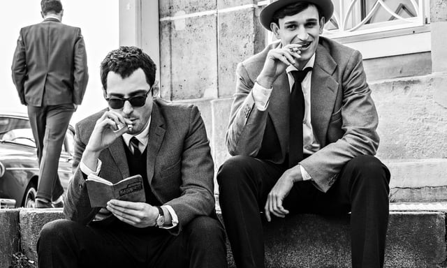 Richard Linklater reconstitue le tournage du « À bout de souffle », de Jean-Luc Godard et, dans un noir et blanc soigné, met en scène Jean-Paul Belmondo, Jean Seberg et les autres dans leurs aventures où le bricolage et l’improvisation imposent leurs lois.