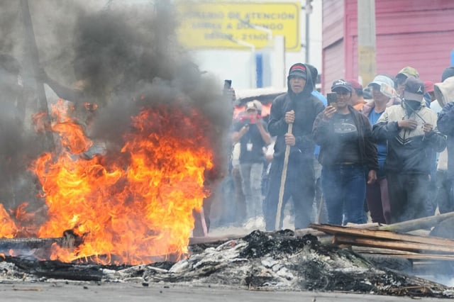 Feuer und Demonstranten auf der Straße