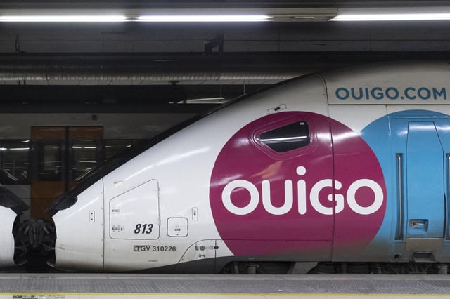 Tren de la compañía ferroviaria Ouigo en la estacion de Sants