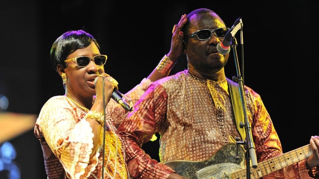Mariam Doumbia aux côtés de son mari et compagnon de scène Amadou Bagayoko, décédé le 4 avril 2025.
