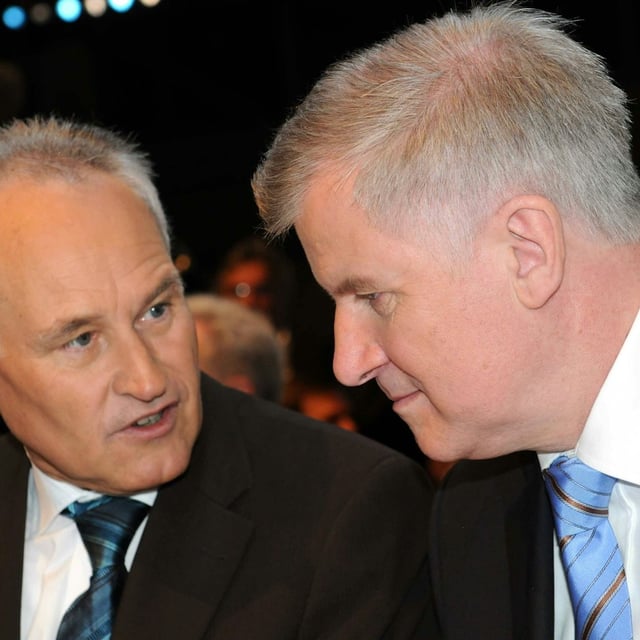 Erwin Huber und Horst Seehofer diskutieren. (Archivbild)