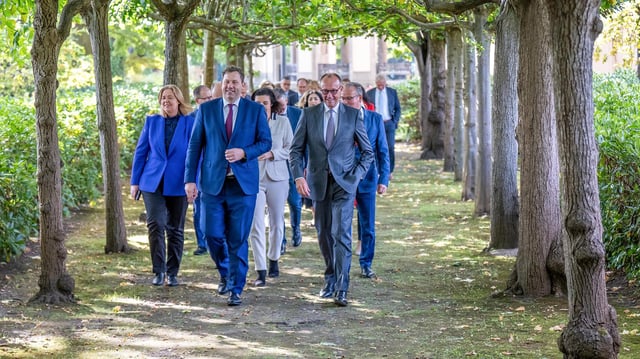 Das Kabinett trifft sich zur Klausur in der Villa Borsig, dem Gästehaus des Auswärtigen Amts am Tegeler See in Berlin.