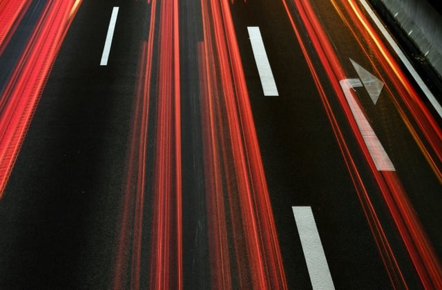 Das Verbrenner-Aus für Neuwagen ab 2035 sorgt im Vorfeld des Autogipfels im Kanzerlamt weiter für Kontroversen. Finanzminister Lars Klingbeil (SPD) zeigte sich offen für eine Lockerung, knüpte dies jedoch an eine Arbeitsplatzgarantie der Autohersteller.
