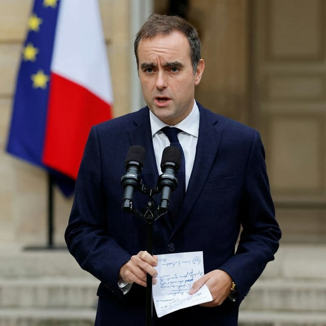Der scheidende französische Ministerpräsident Sébastien Lecornu gibt im Hotel Matignon, der Residenz des Ministerpräsidenten, eine Erklärung ab.