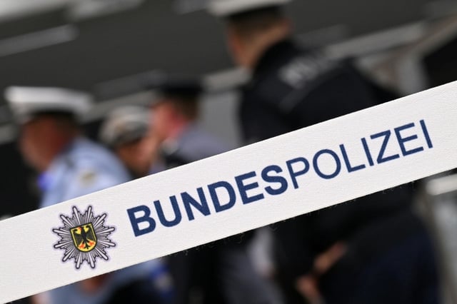 Die Bundespolizei soll in einigen Bereichen mehr Befugnisse und Kompetenzen bekommen - unter anderem bei der Drohnenabwehr, der Ortung von Handys und der Sicherung von Fluggastdaten. Das Bundeskabinett brachte dazu ein an vielen Punkten geändertes Bundespolizeigesetz auf den Weg.