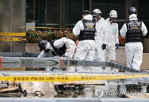 In this file photo, police investigators examine the aftermath of a fire at the National Information Resources Service in the central city of Daejeon on Sept. 30, 2025, to determine the cause of the fire that occurred at the center on Sept. 26. (Yonhap)