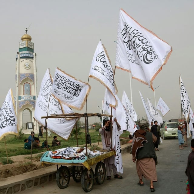 Die Flagge mit dem muslimischen Glaubensbekenntnis wird von den Taliban verwendet.