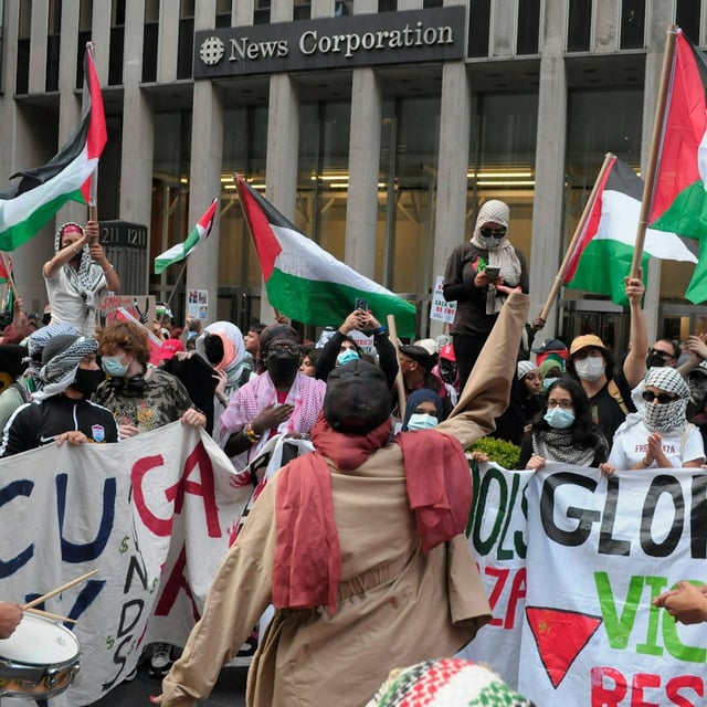Pro-palästinensische Demonstranten schwenken palästinensische Flaggen und skandieren Parolen bei einer Kundgebung vor dem News Corp. Building, dem Sitz der Fox News Studios.