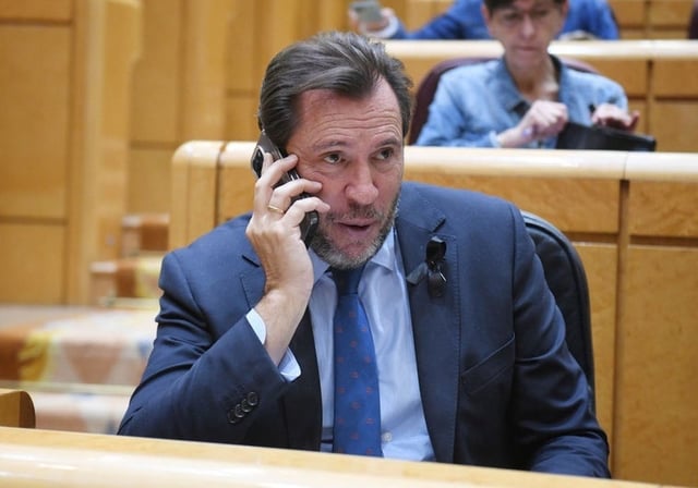 El ministro de Transportes y Movilidad Sostenible, Óscar Puente, durante una sesión de control al Gobierno, en el Senado
