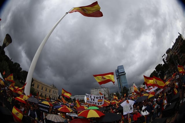 Nubes sobre la manifestación en la Plaza de Colón.