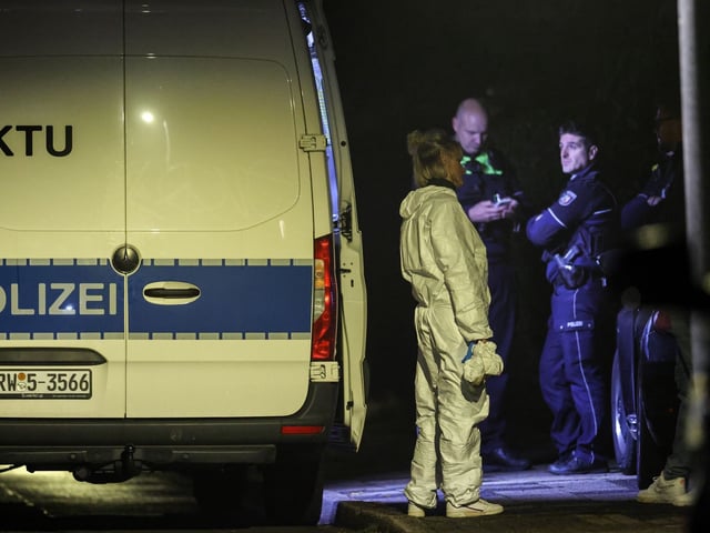 Ermittler vor dem Haus, in dem Iris Stalzer, die Bürgermeisterin von Herdecke, angegriffen wurde
