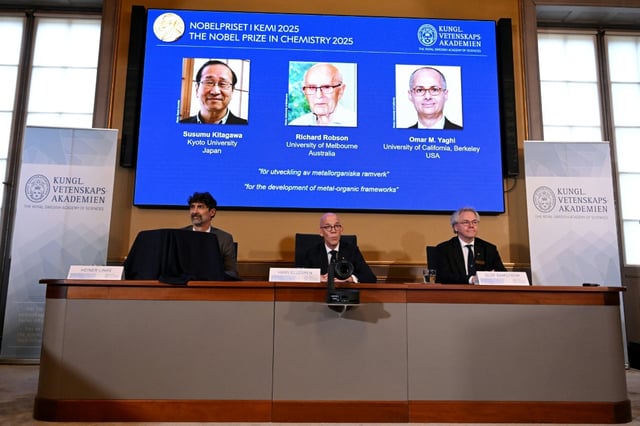 Der Chemie-Nobelpreis geht in diesem Jahr an den Japaner Susumu Kitagawa, den US-Jordanier Omar Yaghi und den in Großbritannien geborenen Richard Robson. Die drei Wissenschaftler werden für die Entwicklung metall-organischer Gerüste geehrt.