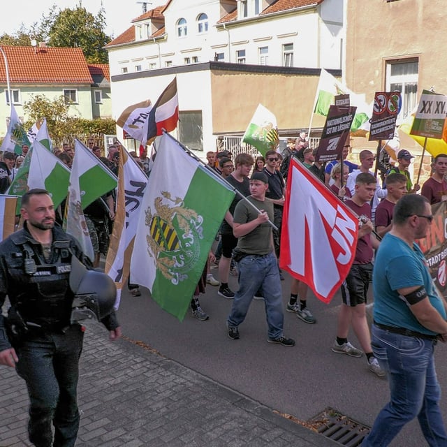 Die Zahl junger Tatverdächtiger von rechtsextrem motivierten Straftaten nahm zu.