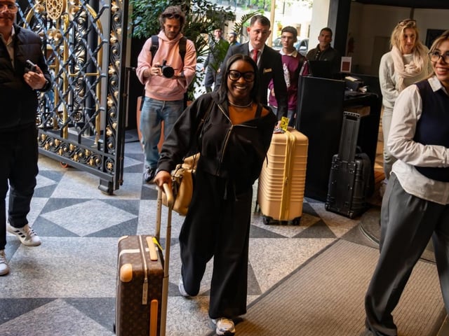 Simone Biles, la máxima medallista olímpica de gimnasia, en su llegada a Buenos Aires para una visita fugaz.