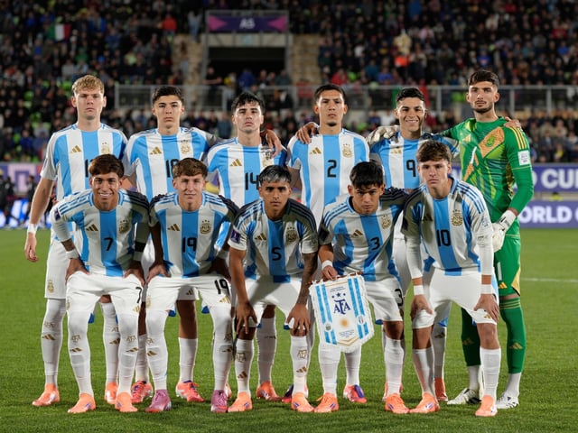 AME5130. VALPARAÍSO (CHILE), 04/10/2025.- Jugadores de Argentina forman este sábado, previo a un partido del grupo D de la Copa Mundial Sub-20 entre Argentina e Italia en el estadio Elías Figueroa Brander, en Valparaíso (Chile). EFE/ Adriana Thomasa