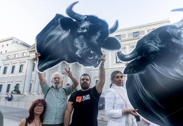 Los firmantes de la ILP 'No es mi cultura', que propone la derogación de la tauromaquia como patrimonio cultural, se concentran frente al Congreso de los Diputados.
