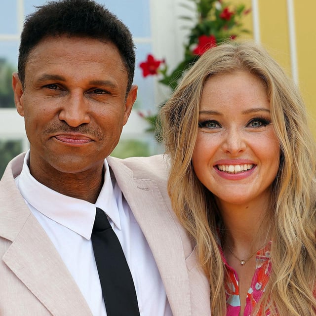 Patrice und Daniel Aminati lächeln bei einer TV-Aufzeichnung in die Kamera.