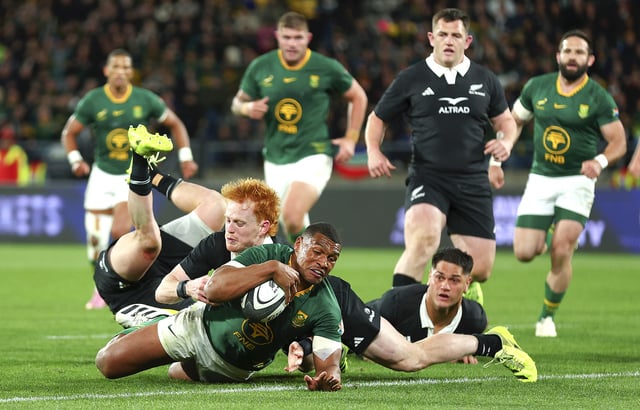 Damian Willemse of South Africa scores a try during their Rugby Championship match against New Zealand at Sky Stadium on 13 September 2025 in Wellington, New Zealand. Unsourced reports have linked several unnamed Springbok players to the breakaway R360 league. (Photo: Hagen Hopkins / Getty Images)