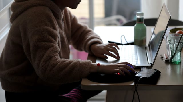 Une personne en télétravail, le 9 janvier 2022 à Marseille (Bouches-du-Rhône).