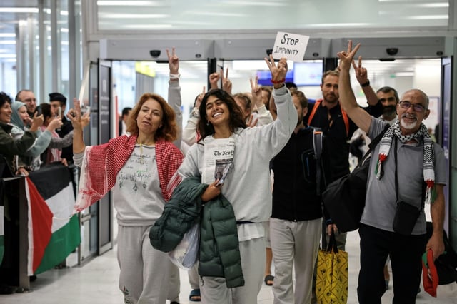Erneut hat die israelische Armee mehrere Schiffe einer Hilfsflotte auf dem Weg in den Gazastreifen abgefangen. Das Vorgehen wurde von den Flottenorganisatoren sowie von der Türkei und Anwälten betroffener französischer Aktivisten scharf kritisiert.