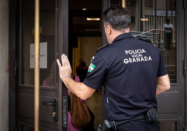 Un policía local entra en el edificio donde hoy se ve el caso contra el subinspector