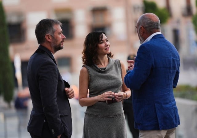 La presidenta Díaz Ayuso y su consejero portavoz, Miguel Ángel García, junto al alcalde de Navalcarnero, José Luis Adell
