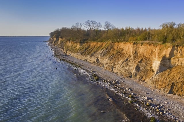 Luftbild eines Steilufers an der Ostsee. (Symbolbild)