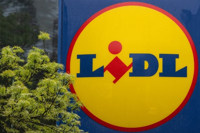 Der Gründer der Supermärkte Lidl und Kaufland, Dieter Schwarz, ist wieder der reichste Deutsche. Der 86-Jährige behauptete mit einem Vermögen von 46,5 Milliarden Euro den ersten Platz auf der am Mittwoch veröffentlichten Liste der 500 reichsten Deutschen des "Manager Magazins".