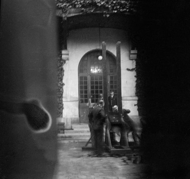 L'exécution à la guillotine du docteur Petiot, à la prison de Santé à Paris, le 25 mai 1946.