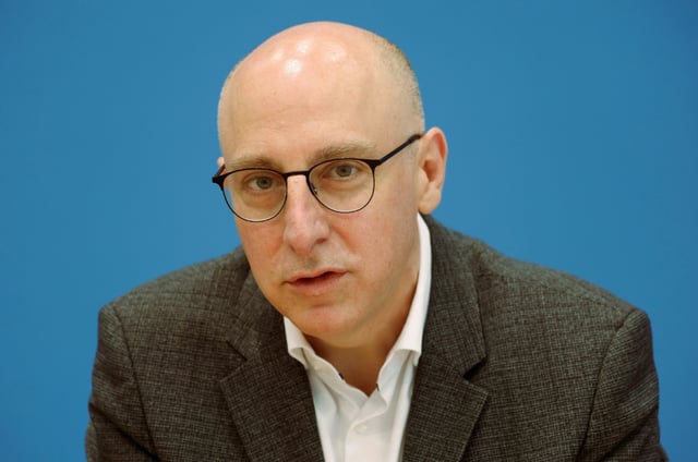 Nach Monaten ohne Chef hat der Verfassungsschutz einen neuen Präsidenten. Bundesinnenminister Alexander Dobrindt (CSU) ernannte am Mittwoch den bisherigen Vize-Präsidenten der Behörde, Sinan Selen, wie angekündigt zum neuen Chef des Bundesamtes für Verfassungsschutz.