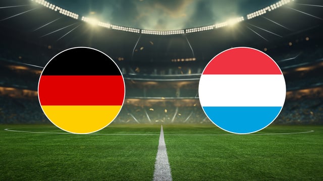Flaggen von Deutschland und Luxemburg auf einem Stadionhintergrund