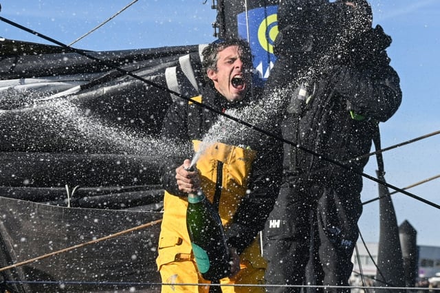 Charlie Dalin à bord Macif célèbre sa victoire dans le Vendée Globe aux Sables-d'Olonne le 14 janvier 2025