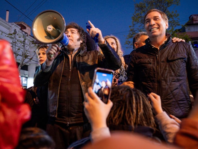 ACTO DE JAVIER MILEI EN MAR DEL PLATA. Karina Milei, Diego Santilli, Sebastian Pareja Foto Diego Izquierdo ftp clarín