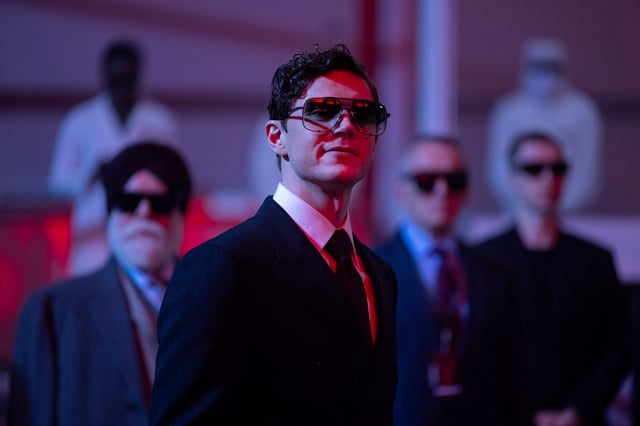 Jung, brutal, gut aussehend: Evan Peters als Tech-Bro-Bösewicht Julian Dillinger