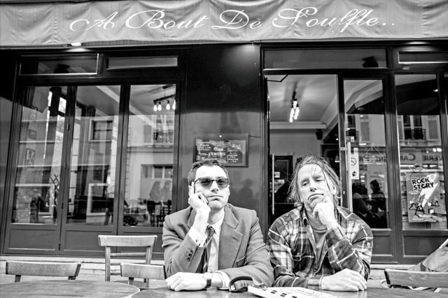 Guillaume Marbeck, dans le rôle de Jean-Luc Godard, aux côtés de Richard Linklater, le réalisateur de <em>Nouvelle Vague, </em>en salle mercredi 8 octobre 2025.<br />
 
